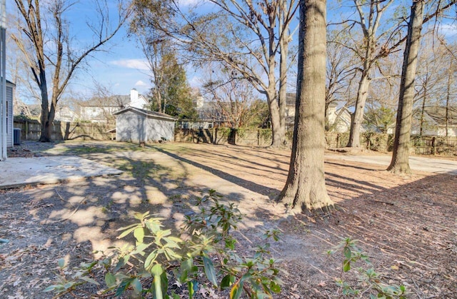 view of yard featuring a storage unit