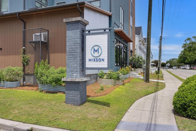 community sign featuring a lawn