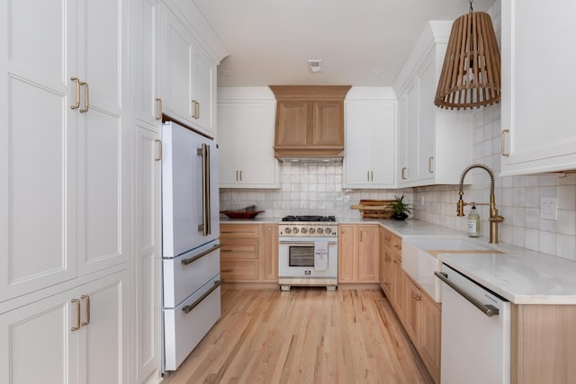 1532 Sea Palms Cres, Mount Pleasant, SC 29464 - kitchen featuring high quality appliances, light countertops, tasteful backsplash, light wood-type flooring, and decorative light fixtures