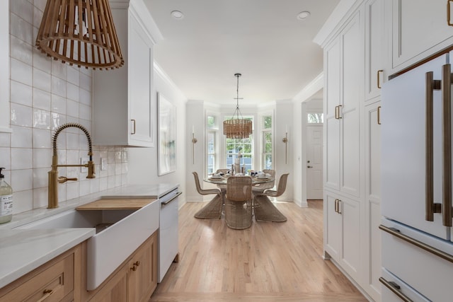 1532 Sea Palms Cres, Mount Pleasant, SC 29464 - kitchen with white appliances, a chandelier, light wood-style floors, backsplash, and light countertops
