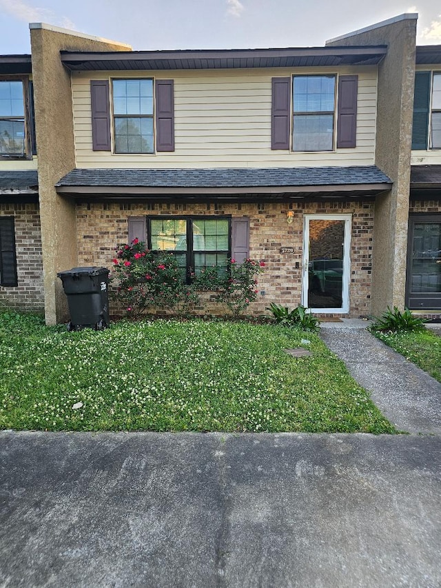 townhome / multi-family property featuring a front yard