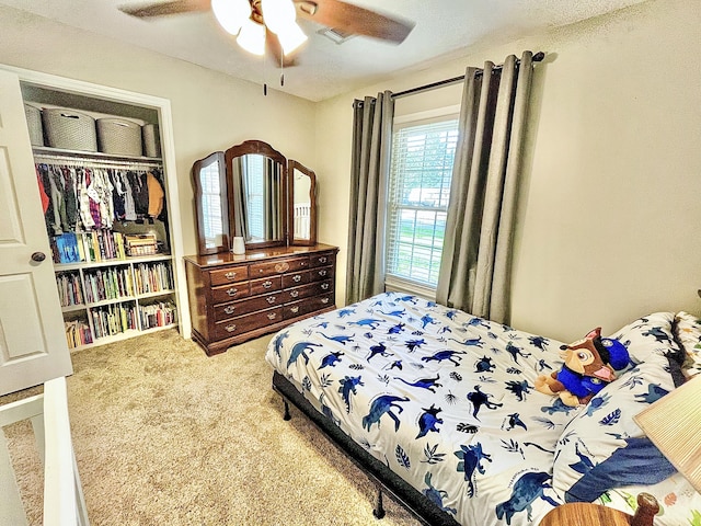 bedroom featuring carpet flooring, a ceiling fan, and a closet