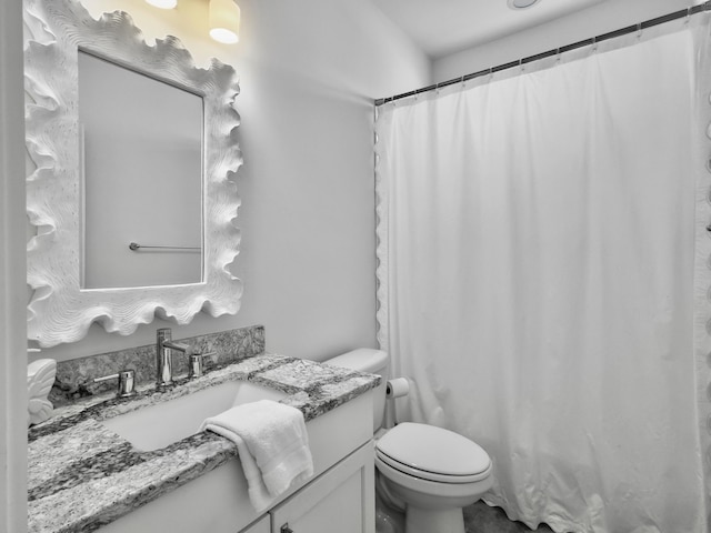 full bathroom featuring vanity, toilet, and a shower with shower curtain