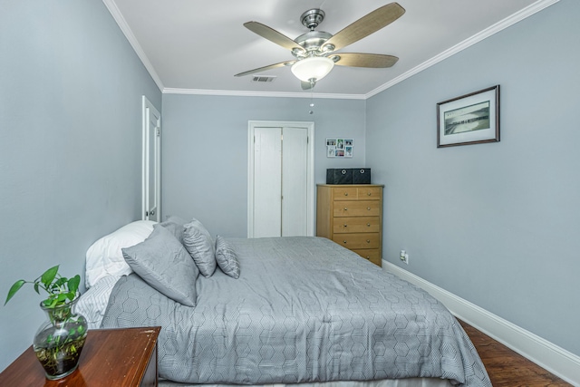 bedroom with crown molding, wood-type flooring, ceiling fan, and a closet