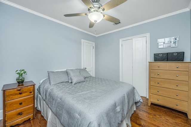 bedroom with a closet, ornamental molding, dark hardwood / wood-style floors, and ceiling fan