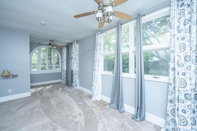 sunroom with ceiling fan