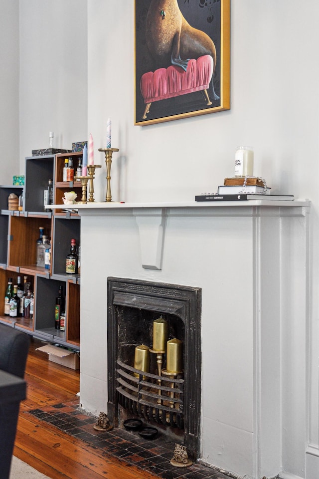 11 Franklin St, Charleston, SC 29401 - detailed view of wood finished floors and a fireplace with flush hearth