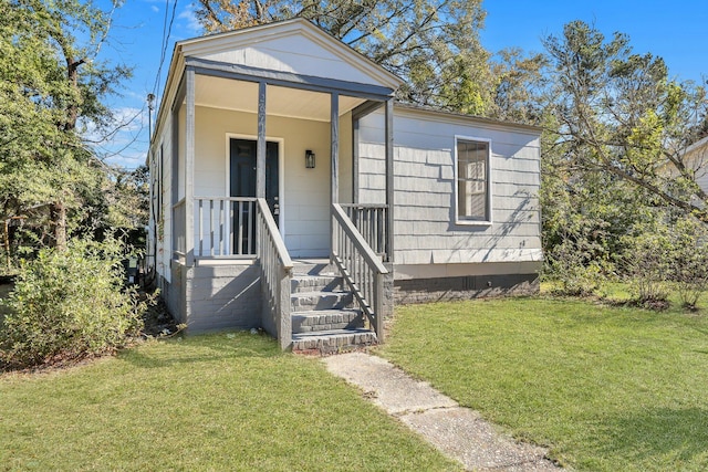 view of front of property featuring a porch and a front yard