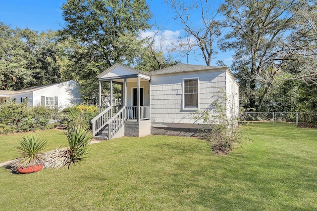 view of front of home featuring a front lawn