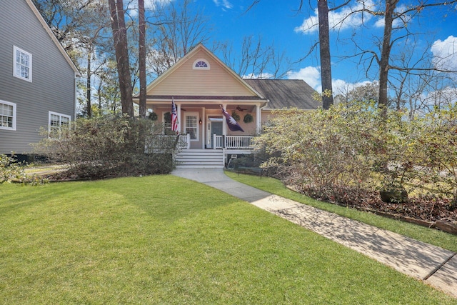 view of front of property with ceiling fan, a porch, and a front yard