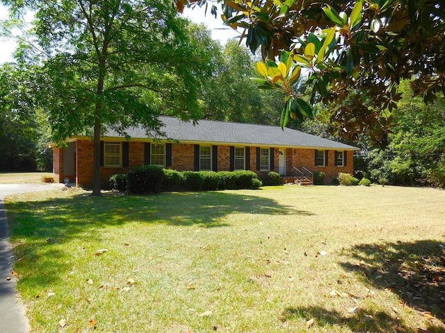 single story home featuring a front lawn