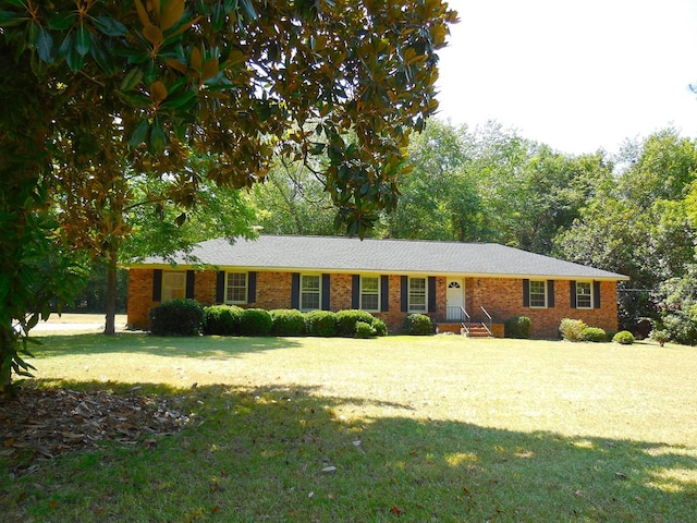 single story home featuring a front lawn