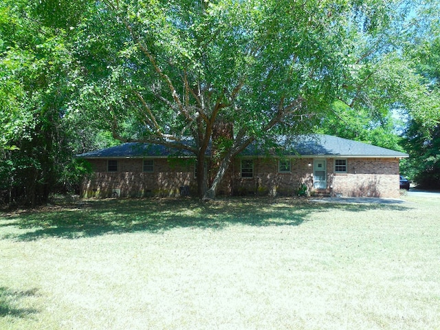 view of front of home featuring a front yard