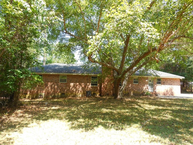 view of front facade with a front yard