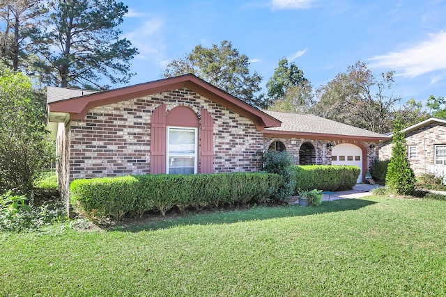 view of front of home featuring a garage and a front yard