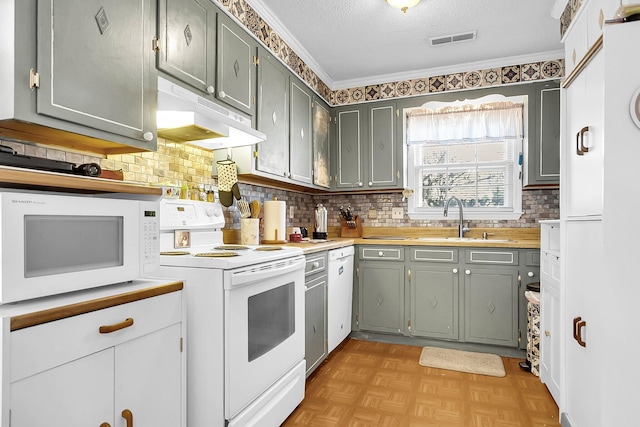 kitchen featuring light parquet floors, a textured ceiling, sink, crown molding, and white appliances