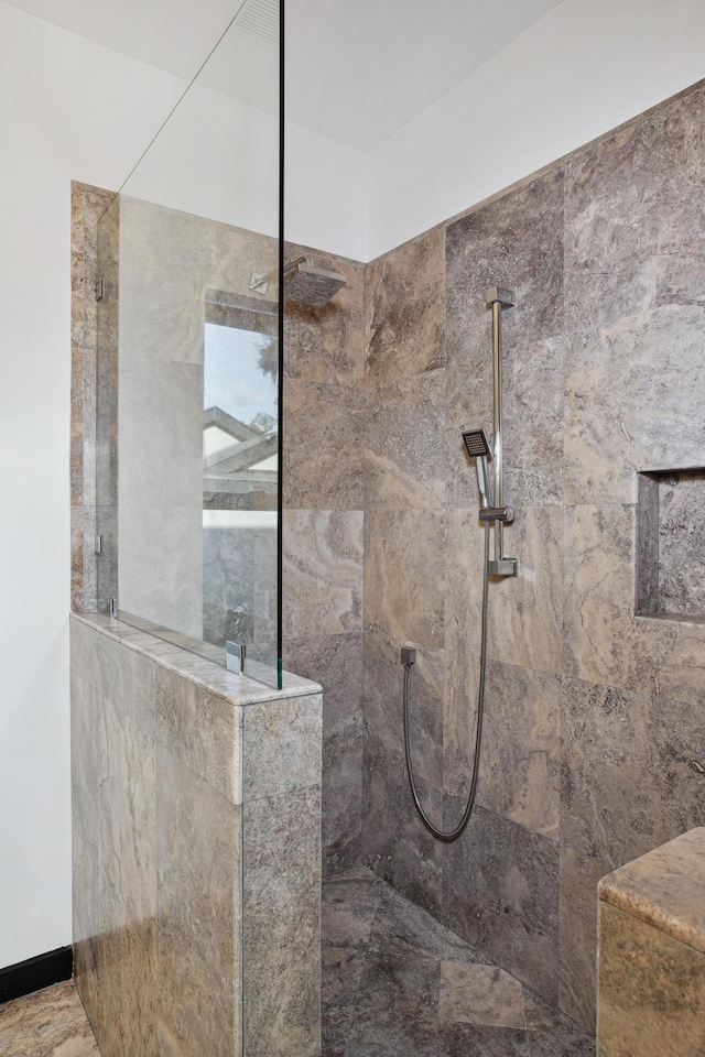 bathroom featuring a tile shower