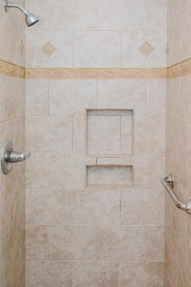 bathroom featuring a tile shower