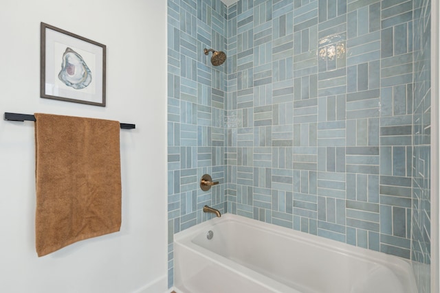 bathroom with tiled shower / bath combo