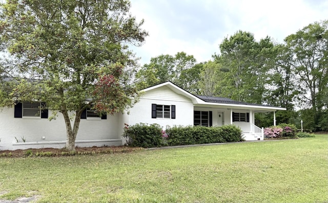 view of front facade featuring covered porch and a front yard