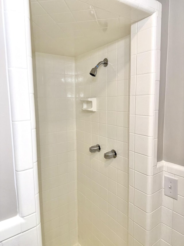 full bath featuring a tile shower