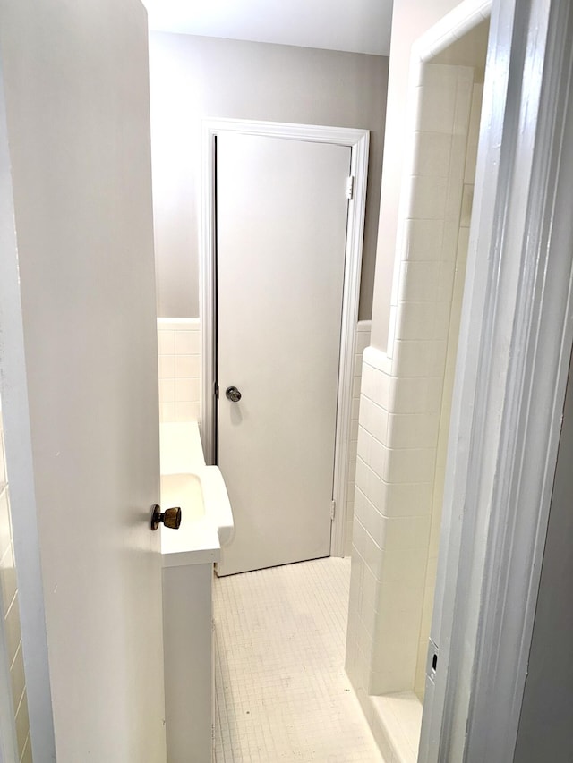 bathroom featuring tile walls