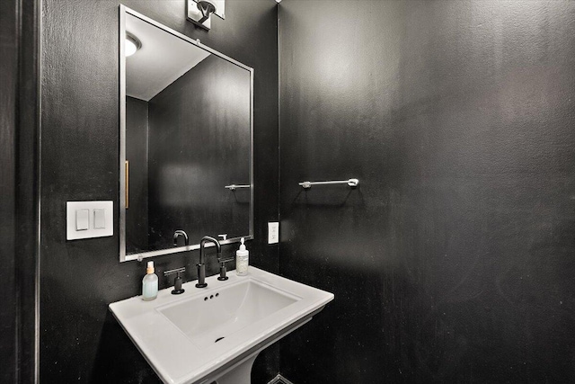 bathroom featuring a sink