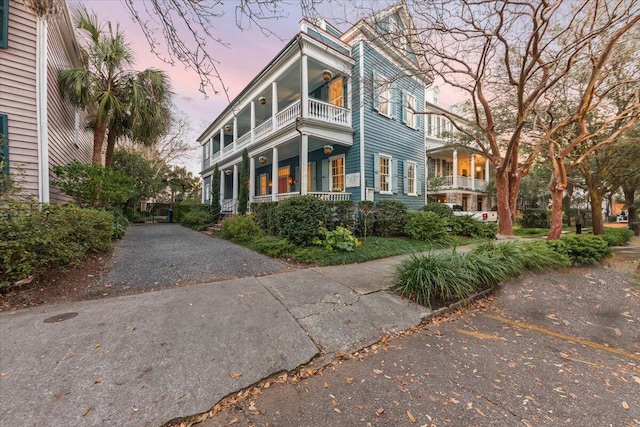 view of front of property featuring a balcony