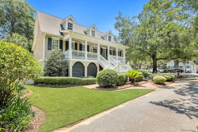 view of front facade featuring a porch and a front lawn