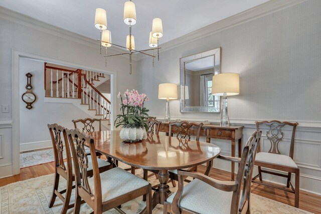 living room featuring light hardwood / wood-style floors, ornamental molding, and ceiling fan