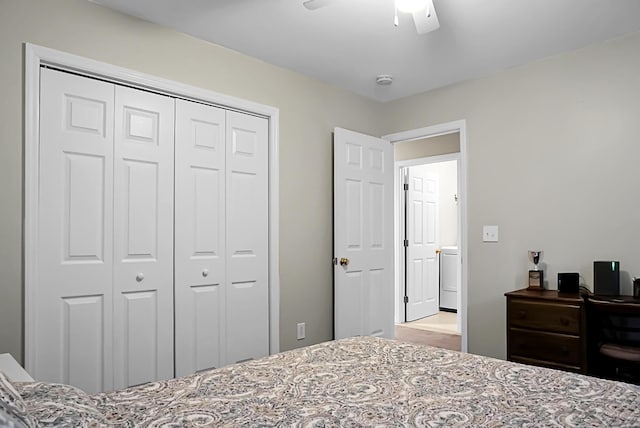 bedroom with ceiling fan, a closet, and washer / dryer