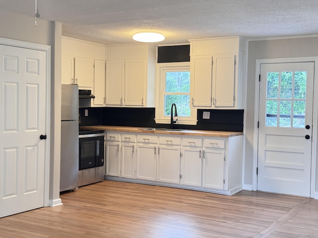 105 Dandridge Rd, Walterboro, SC 29488 - kitchen featuring appliances with stainless steel finishes, a sink, plenty of natural light, white cabinets, and a textured ceiling