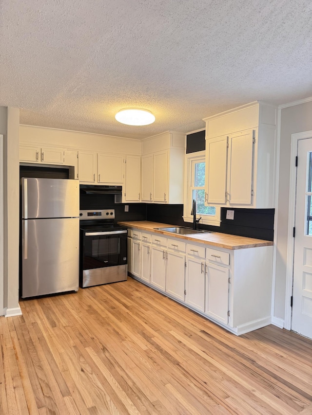 105 Dandridge Rd, Walterboro, SC 29488 - kitchen featuring stainless steel appliances, exhaust hood, a sink, light wood finished floors, and a textured ceiling