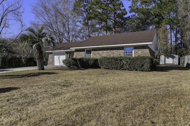 single story home featuring a front lawn