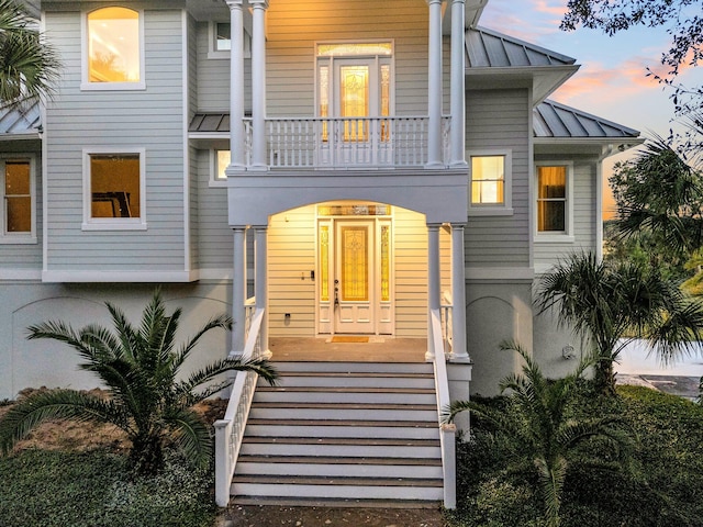 view of front of home featuring a balcony