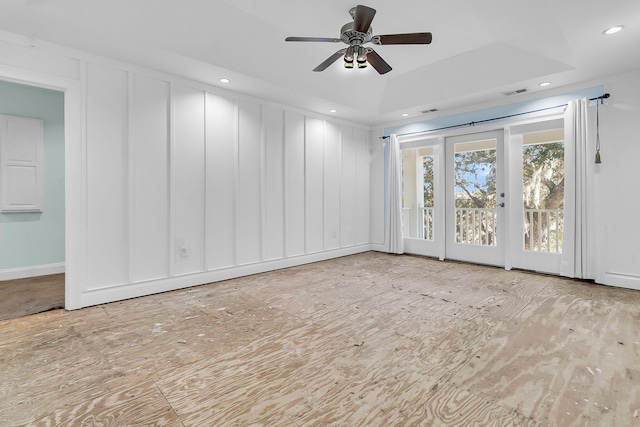 spare room featuring ceiling fan and a tray ceiling