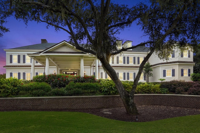 view of front of house featuring a lawn