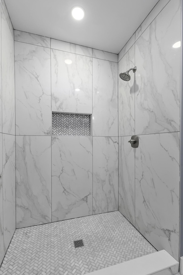 bathroom featuring a tile shower