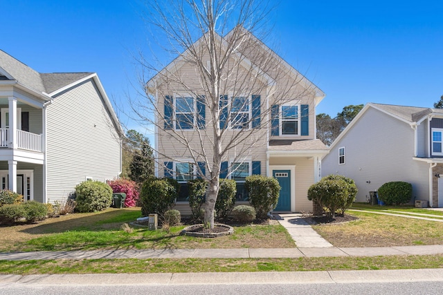 traditional home featuring a front yard