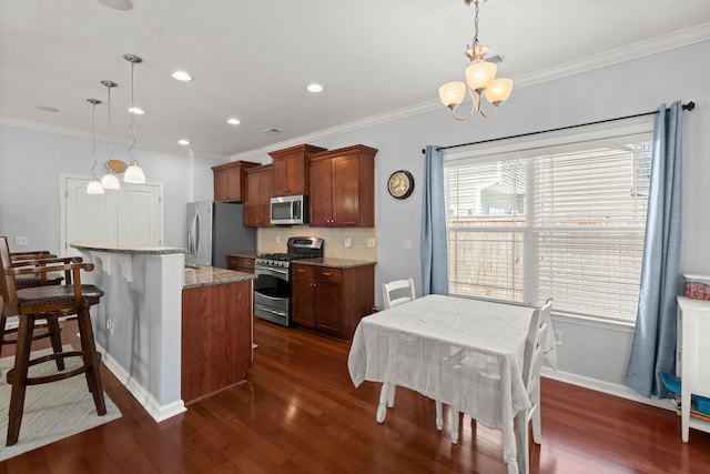 kitchen featuring appliances with stainless steel finishes, a breakfast bar area, crown molding, and dark wood-style flooring