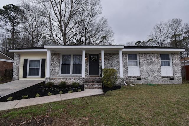 view of front facade featuring a porch, crawl space, and a front yard