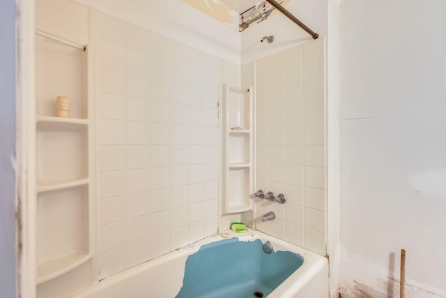 bathroom with tiled shower / bath