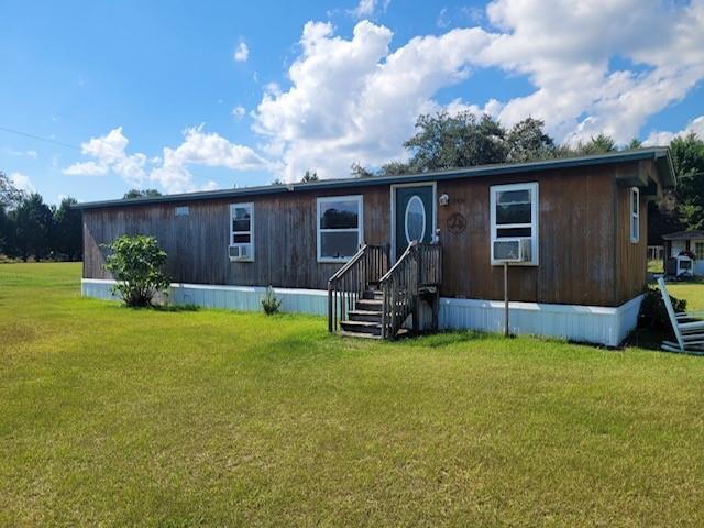 manufactured / mobile home featuring a front lawn