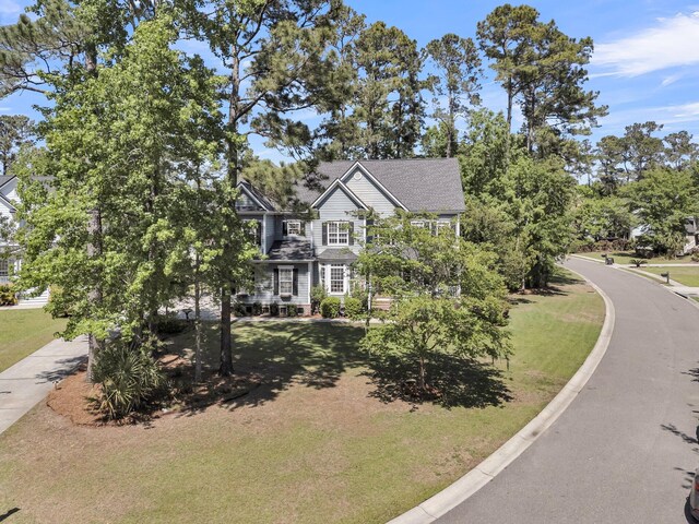 view of front of house featuring a front lawn