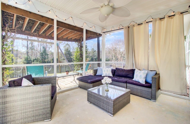 sunroom / solarium featuring a ceiling fan