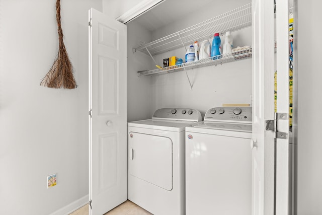 laundry area with laundry area, independent washer and dryer, and baseboards