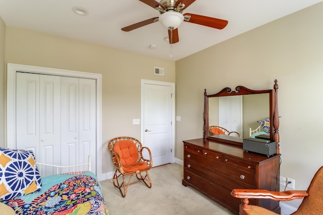 living area featuring light carpet, baseboards, visible vents, and a ceiling fan