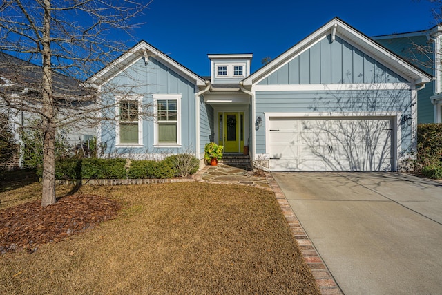 view of front of home featuring a front yard and a garage