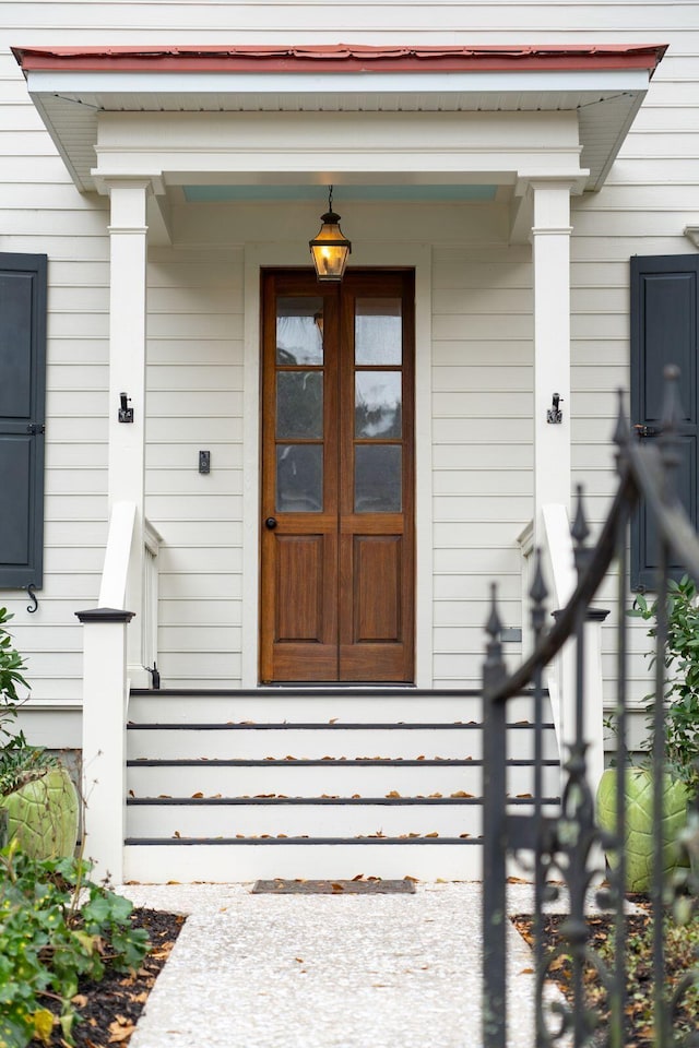 doorway to property with covered porch