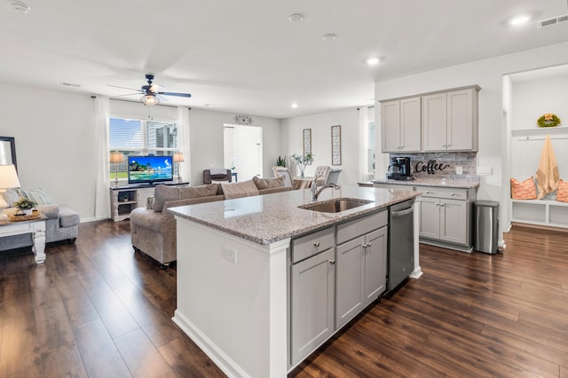 kitchen featuring ceiling fan, sink, a center island with sink, dark wood-type flooring, and gray cabinets